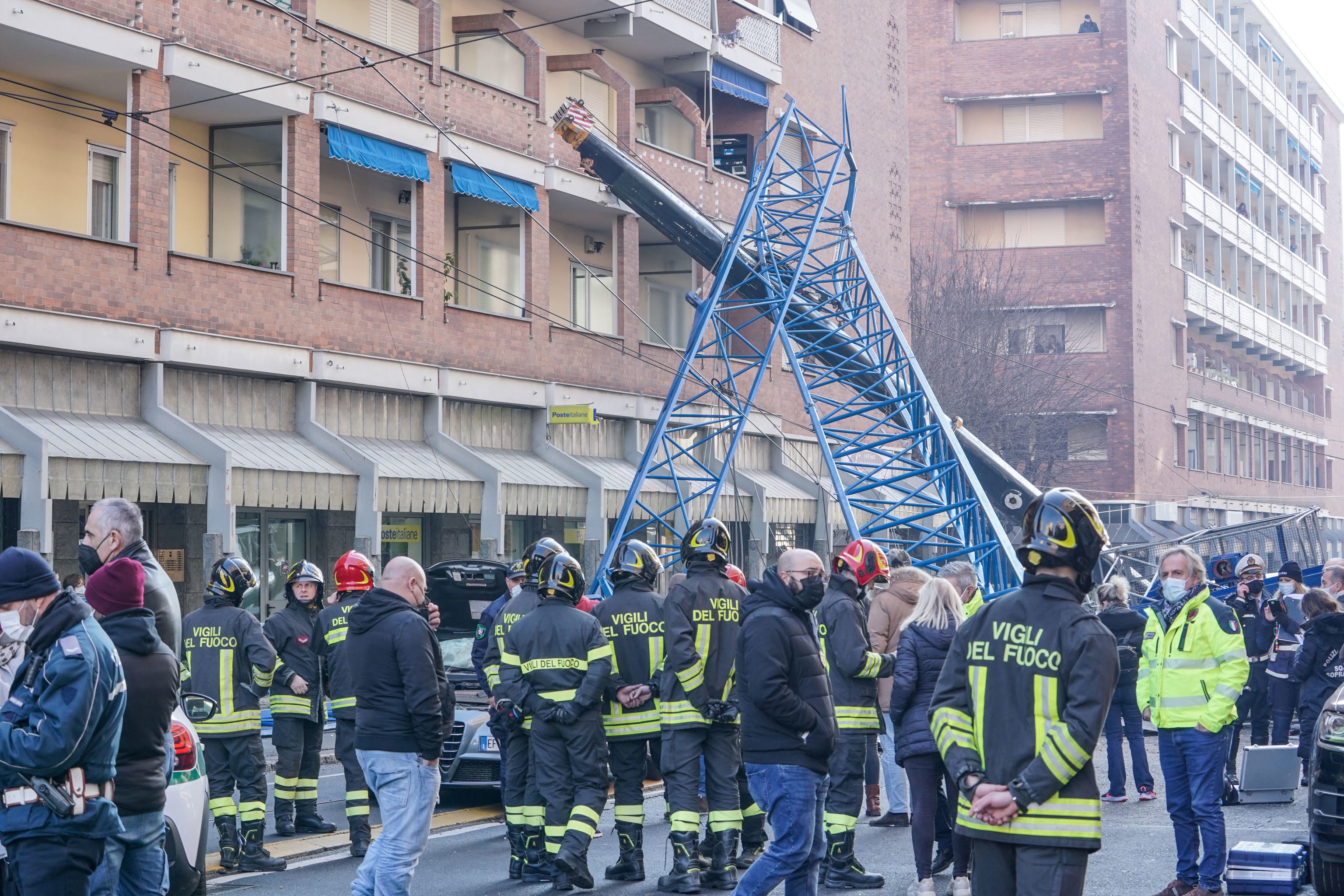 <p>Два строителни крана паднаха на улица в северния италиански град Торино. Загинали са трима строителни работници, трима са ранени - един работник и двама минувачи</p>