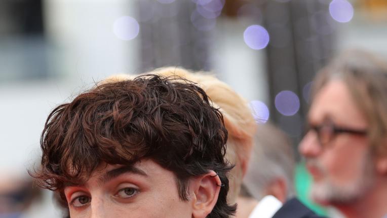  Тимъти Шаламе и две светли визии от дрешника му 