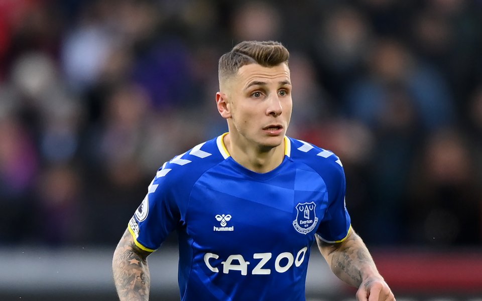 Отборът на Наполи обмисля да привлече левия бек на Евертън