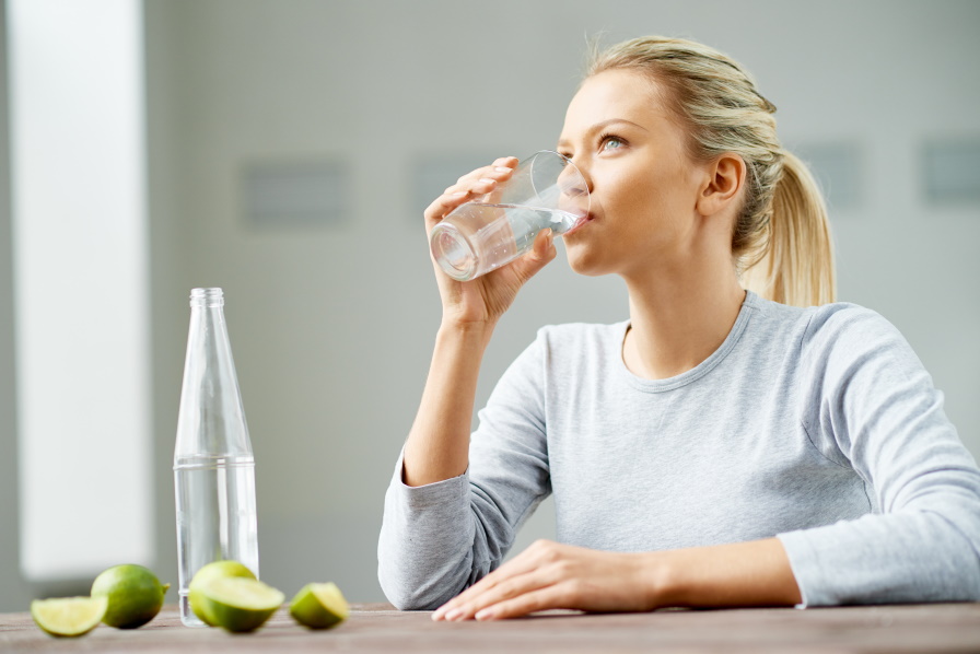 <p><strong>Пийте вода</strong></p>

<p>Добрата хидратация стимулира работата на червата и усвояването на хранителните вещества. Ако пиете достатъчно количество течности, те ще заемат по-голямата част от стомаха ви и ще ви помогнат да не поглъщате толкова много храна на празничната трапеза.</p>