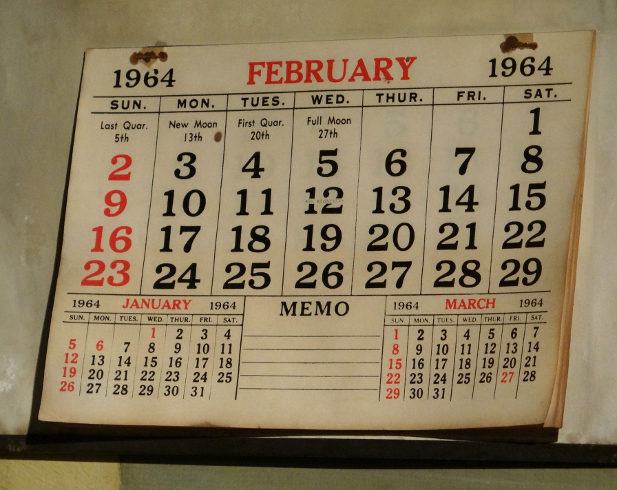 <p><strong>Остарял календар</strong></p>

<p>Съображението със старите календари, показващи отминали времена, е същото, като с часовниците. За да имате късмет, да сте в крак с настоящето и да гледате с ентусиазъм към бъдещето, трябва да затворите страницата на миналото. Затова не оставяйте остарели календари в дома си.</p>