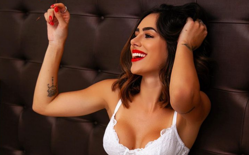 Бруна, която е успешен инфлуенсер, впечатлява най-вече с бразилско дупе