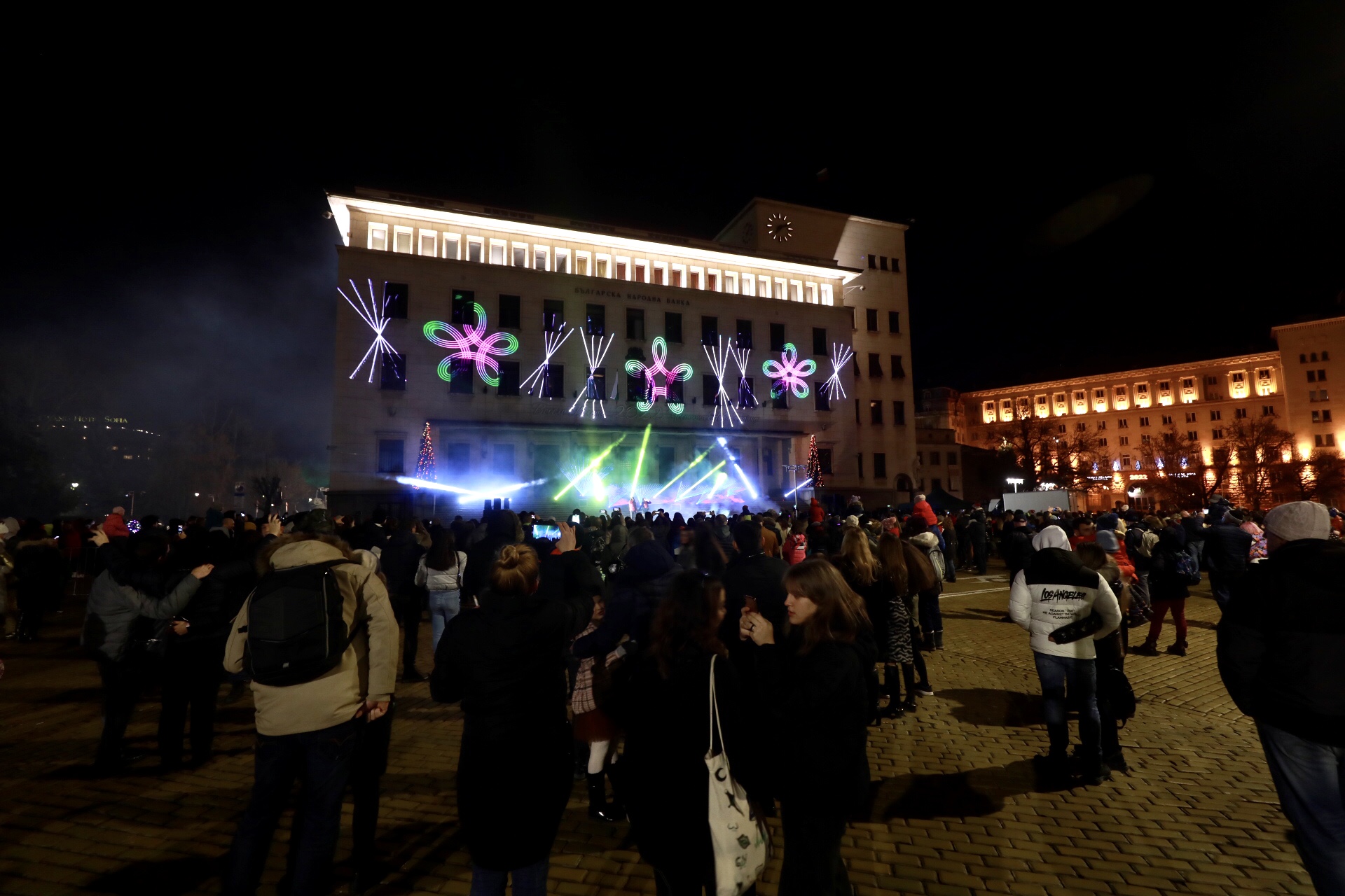 София ще посрещне Новата година без традиционния празничен концерт. Столицата се лиши и от новогодишна заря. 2021 година обаче столичани изпращат с 15-минутно светлинно шоу