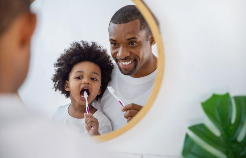 баща дете син миене на зъби
