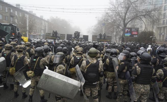 Казахстанските власти прогониха протестиращите от централния площад на Алмати