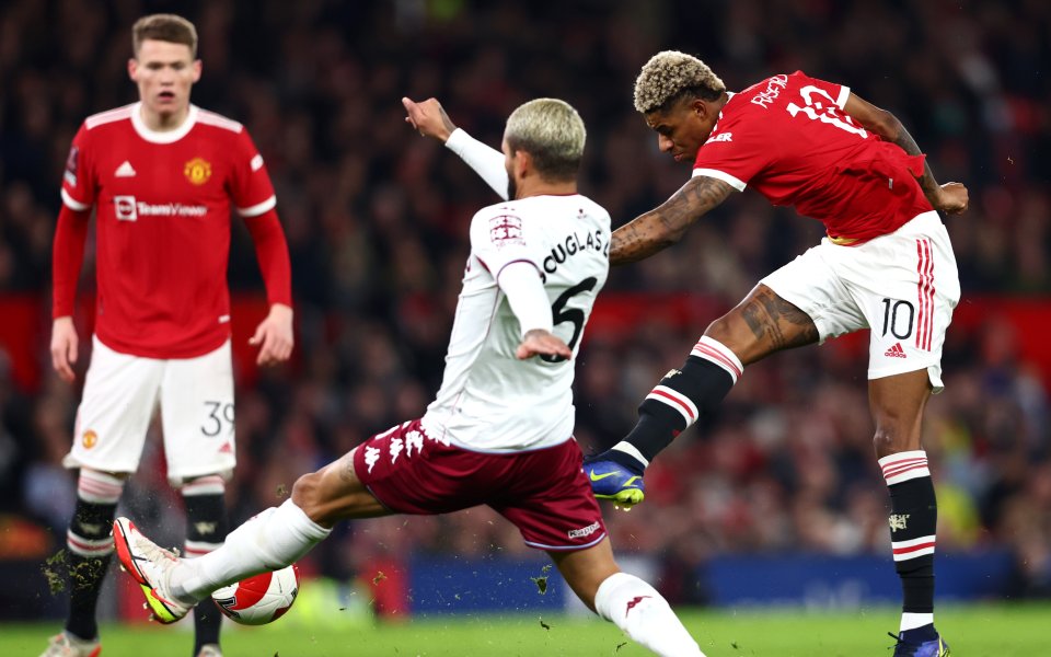 Отборите на Манчестър Юнайтед и Астън Вила играят при резултат