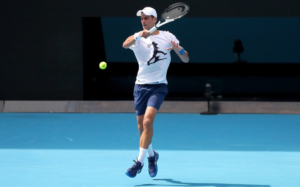 Водачът в световната тенис-ранглиста Новак Джокович играе по свои собствени
