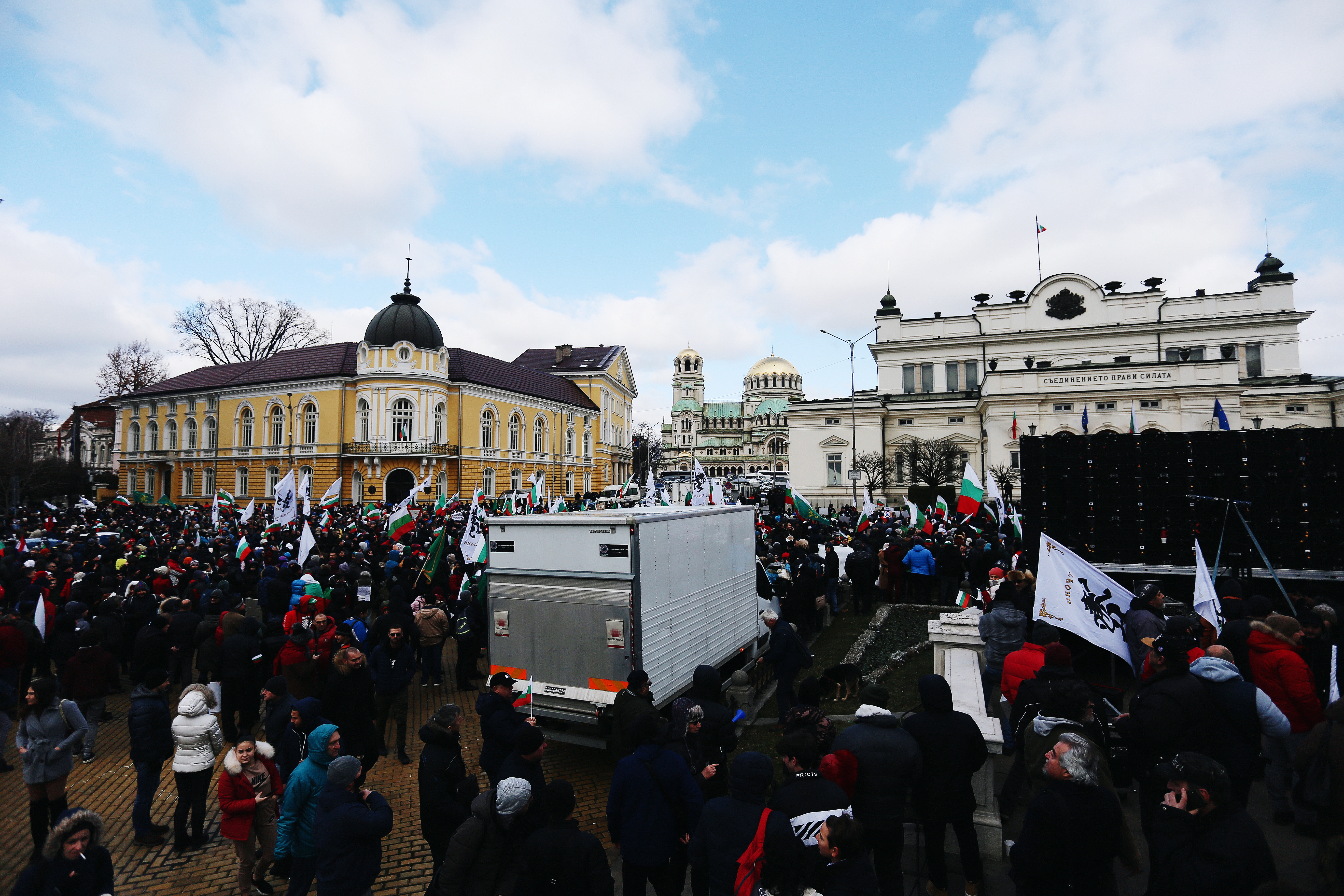 <p>За кратко ескалира напрежението на протеста срещу зеления сертификат пред парламента. След това протестът премина в шествие до Министерство на здравеопазването, където министър Асена Сербезова се срещна с част от демонстрантите</p>