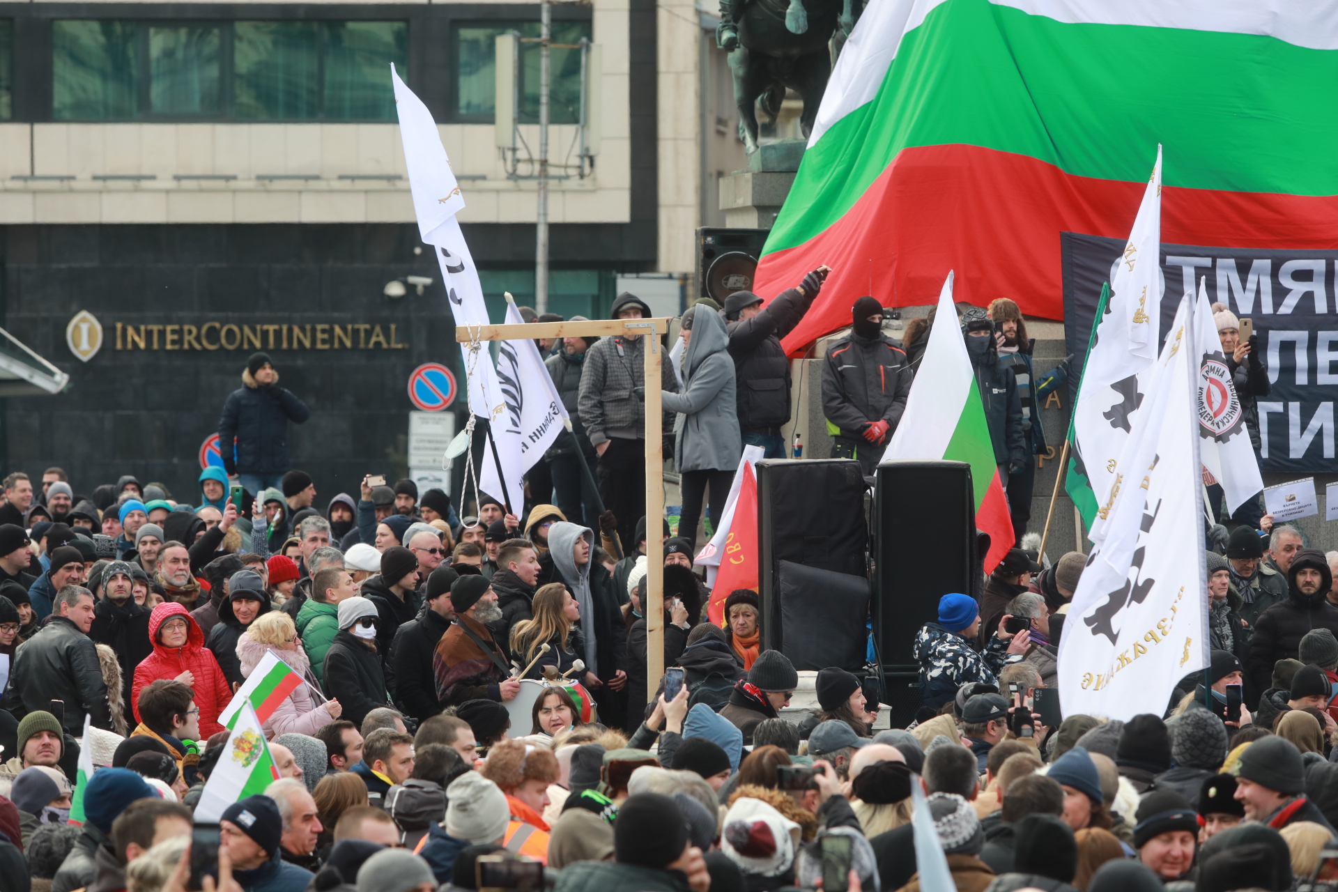 <p>За кратко ескалира напрежението на протеста срещу зеления сертификат пред парламента. След това протестът премина в шествие до Министерство на здравеопазването, където министър Асена Сербезова се срещна с част от демонстрантите</p>