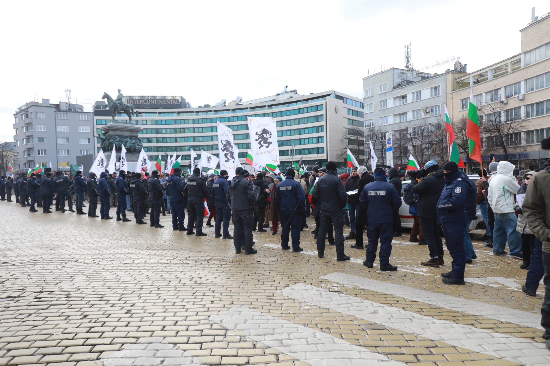 <p>За кратко ескалира напрежението на протеста срещу зеления сертификат пред парламента. След това протестът премина в шествие до Министерство на здравеопазването, където министър Асена Сербезова се срещна с част от демонстрантите</p>