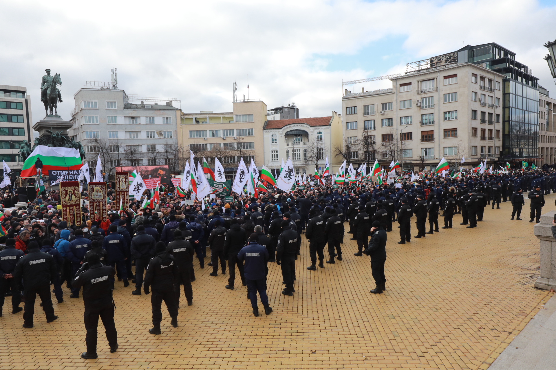 <p>За кратко ескалира напрежението на протеста срещу зеления сертификат пред парламента. След това протестът премина в шествие до Министерство на здравеопазването, където министър Асена Сербезова се срещна с част от демонстрантите</p>