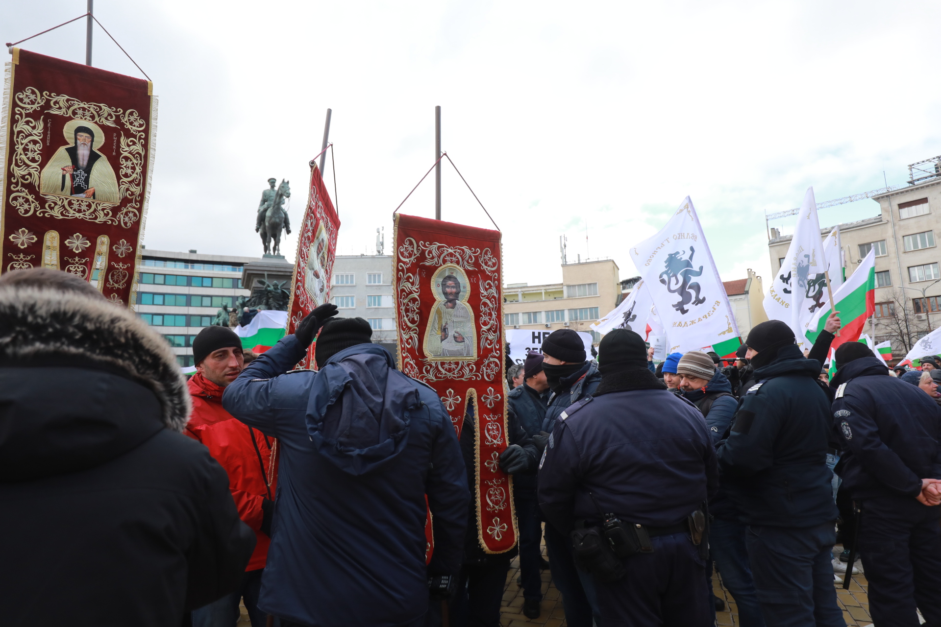 <p>За кратко ескалира напрежението на протеста срещу зеления сертификат пред парламента. След това протестът премина в шествие до Министерство на здравеопазването, където министър Асена Сербезова се срещна с част от демонстрантите</p>