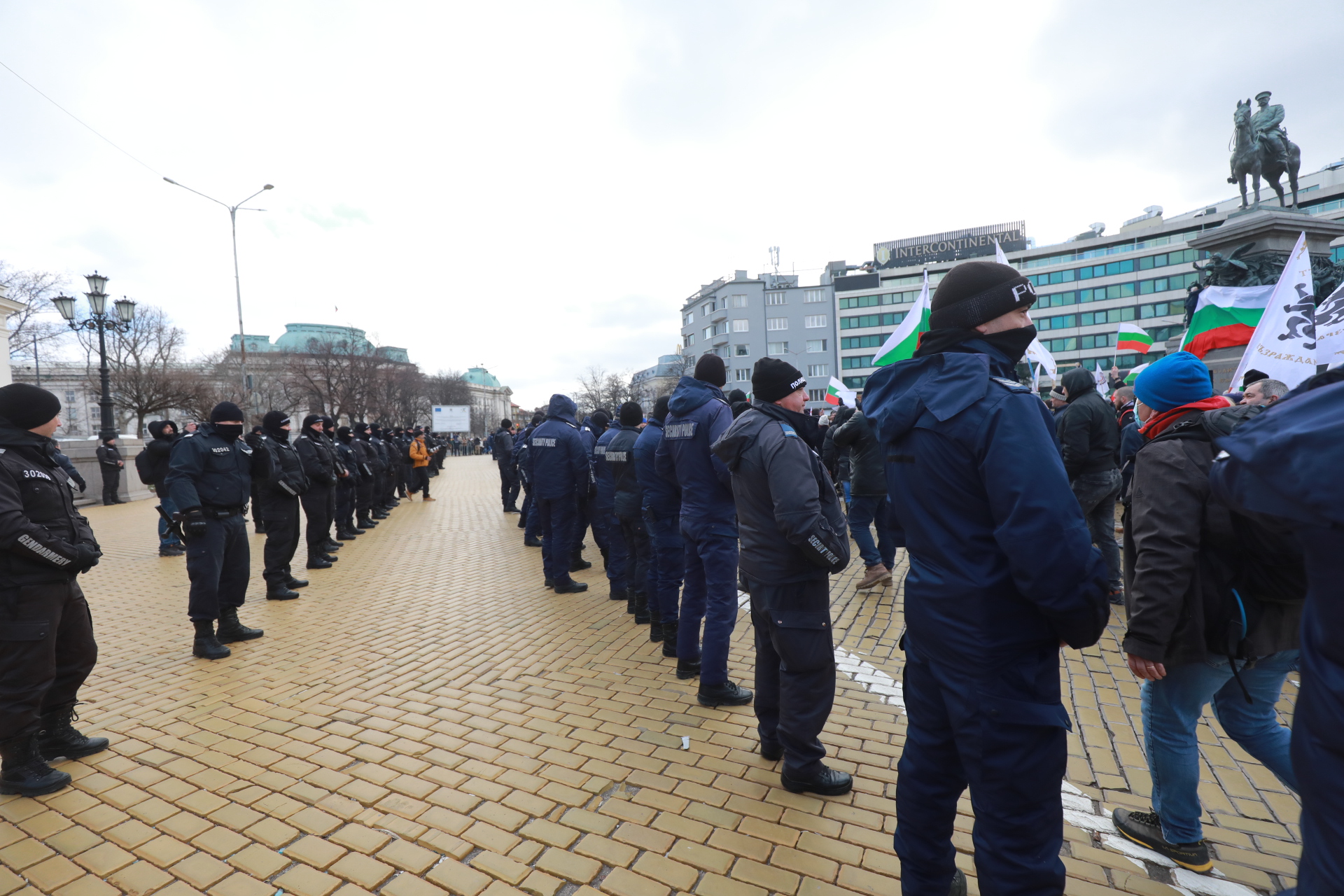 <p>За кратко ескалира напрежението на протеста срещу зеления сертификат пред парламента. След това протестът премина в шествие до Министерство на здравеопазването, където министър Асена Сербезова се срещна с част от демонстрантите</p>