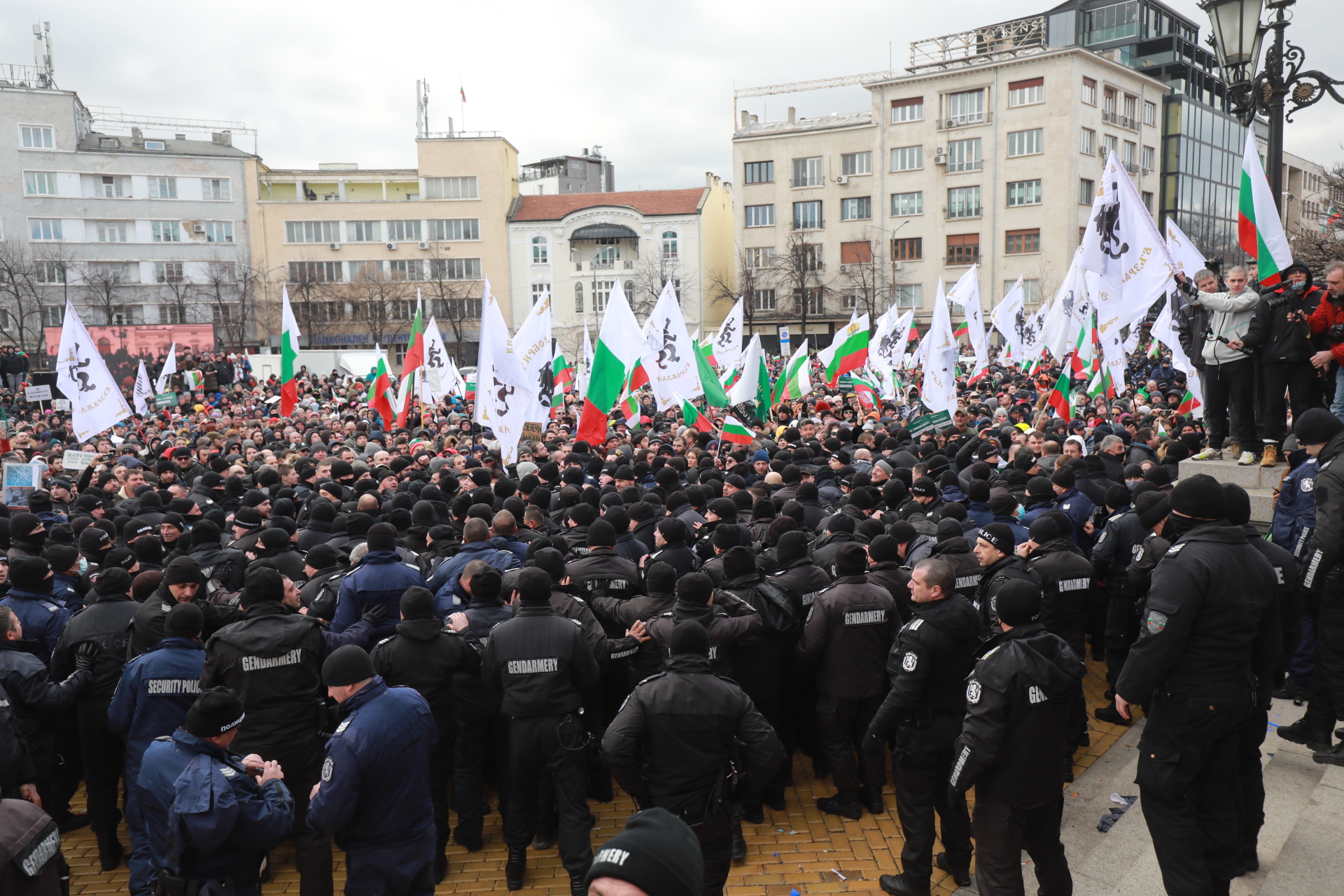 <p>За кратко ескалира напрежението на протеста срещу зеления сертификат пред парламента. След това протестът премина в шествие до Министерство на здравеопазването, където министър Асена Сербезова се срещна с част от демонстрантите</p>