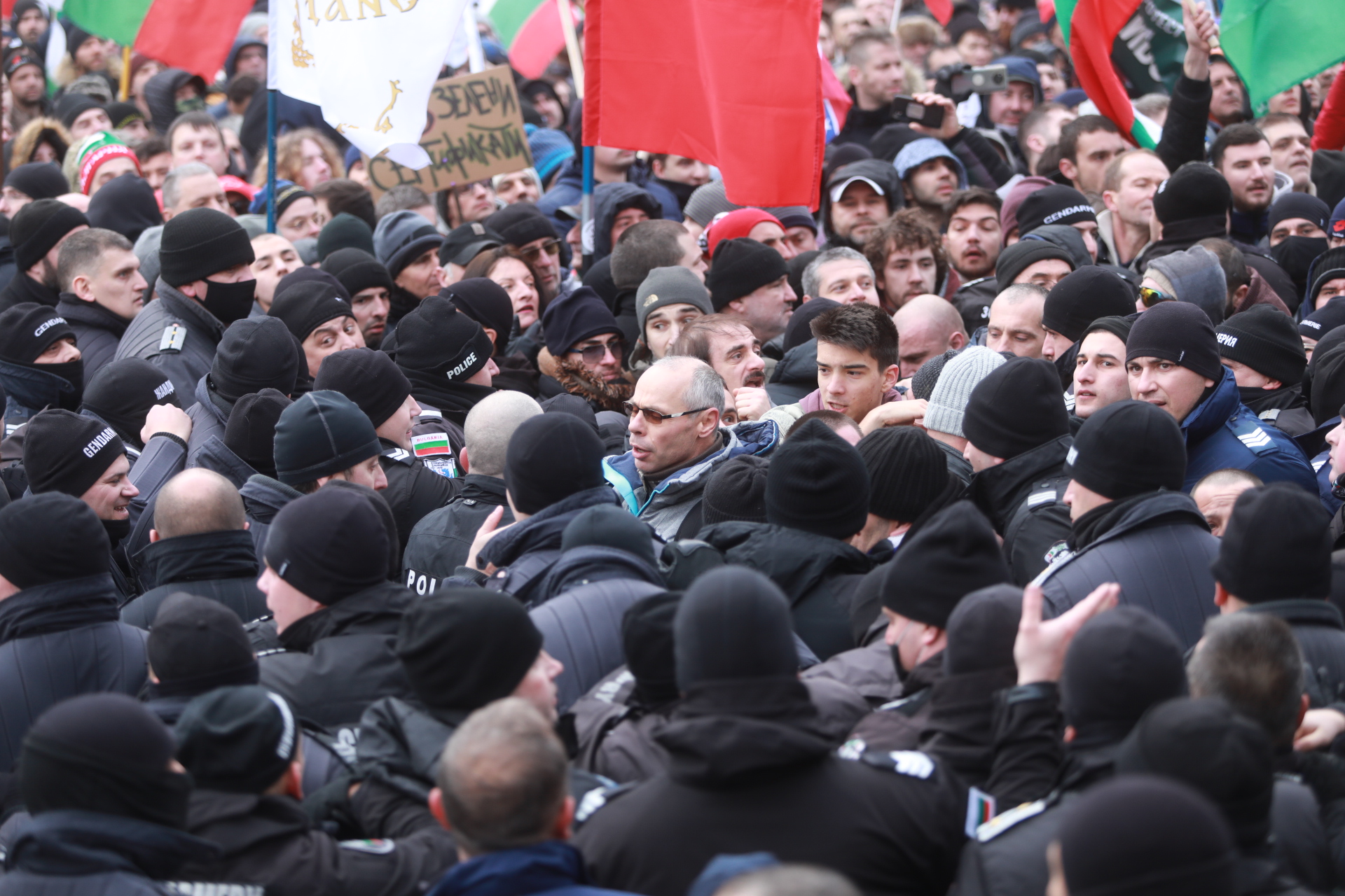 <p>За кратко ескалира напрежението на протеста срещу зеления сертификат пред парламента. След това протестът премина в шествие до Министерство на здравеопазването, където министър Асена Сербезова се срещна с част от демонстрантите</p>