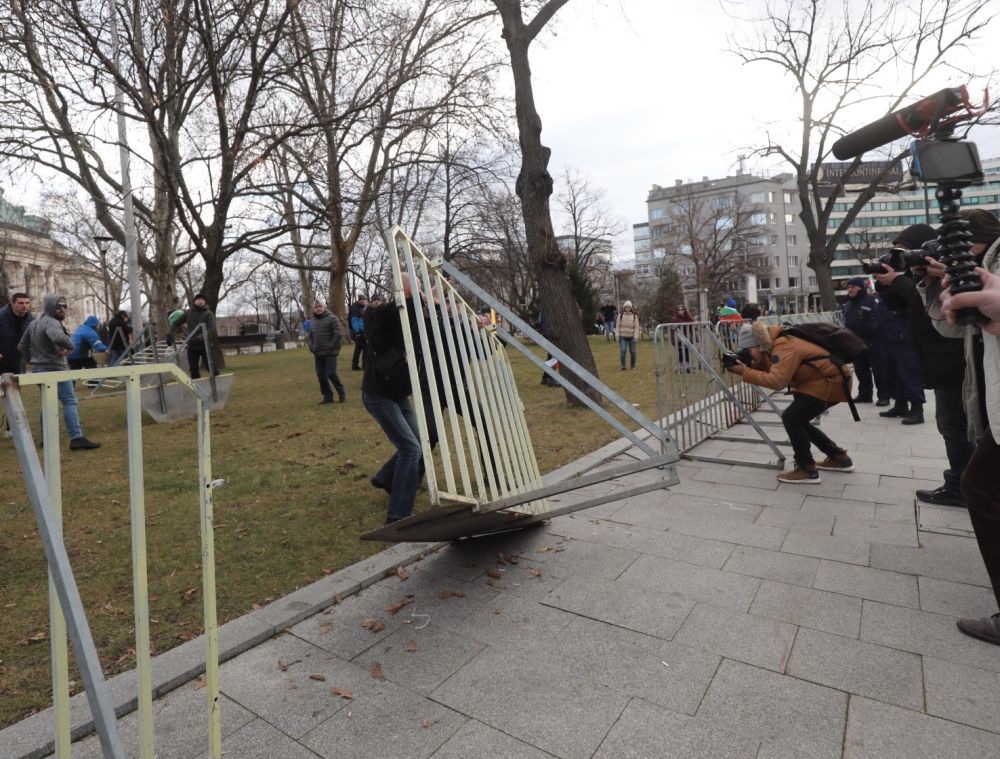 <p>За кратко ескалира напрежението на протеста срещу зеления сертификат пред парламента. След това протестът премина в шествие до Министерство на здравеопазването, където министър Асена Сербезова се срещна с част от демонстрантите</p>