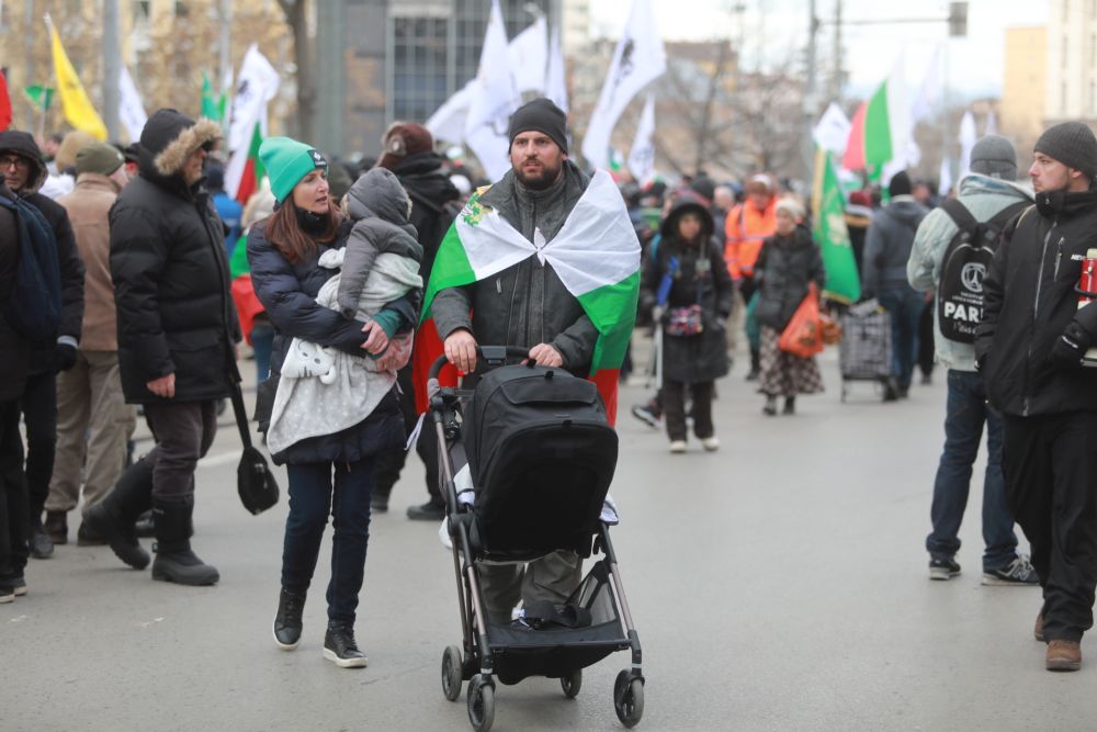 <p>За кратко ескалира напрежението на протеста срещу зеления сертификат пред парламента. След това протестът премина в шествие до Министерство на здравеопазването, където министър Асена Сербезова се срещна с част от демонстрантите</p>