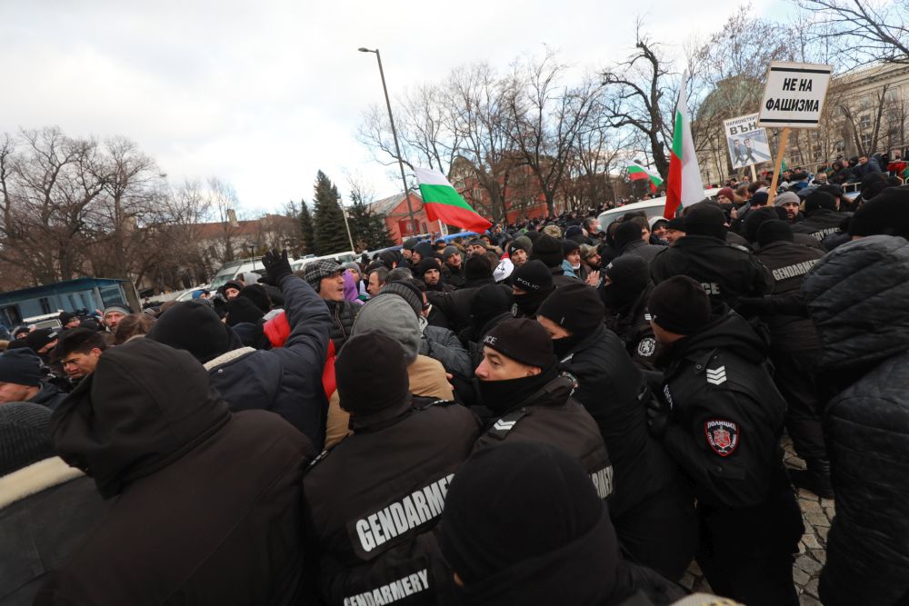 <p>За кратко ескалира напрежението на протеста срещу зеления сертификат пред парламента. След това протестът премина в шествие до Министерство на здравеопазването, където министър Асена Сербезова се срещна с част от демонстрантите</p>