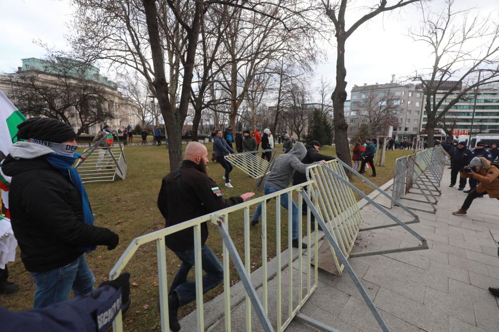 <p>За кратко ескалира напрежението на протеста срещу зеления сертификат пред парламента. След това протестът премина в шествие до Министерство на здравеопазването, където министър Асена Сербезова се срещна с част от демонстрантите</p>