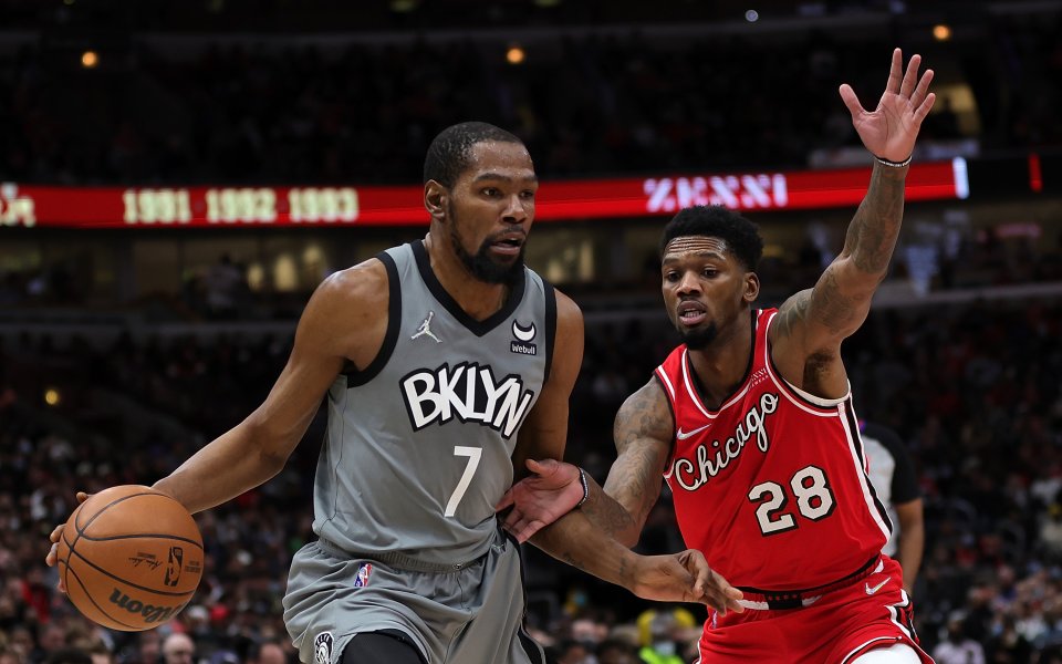 Кевин Дюрант вкара 27 точки, а Джеймс Хардън добави 25,