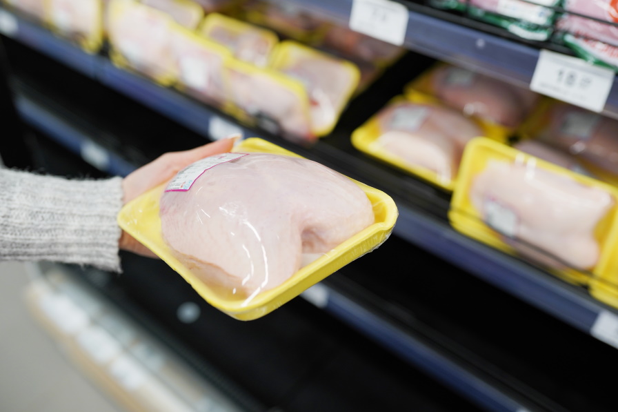 <p><strong>Пилешко</strong></p>

<p>За да направят пилешкото месо евтино, производителите натъпкват пилетата с хормони и антибиотици. Пилешкото месо също така е благоприятна среда за размножаване на патогени, които могат да оцелеят дори при ниски температури.</p>