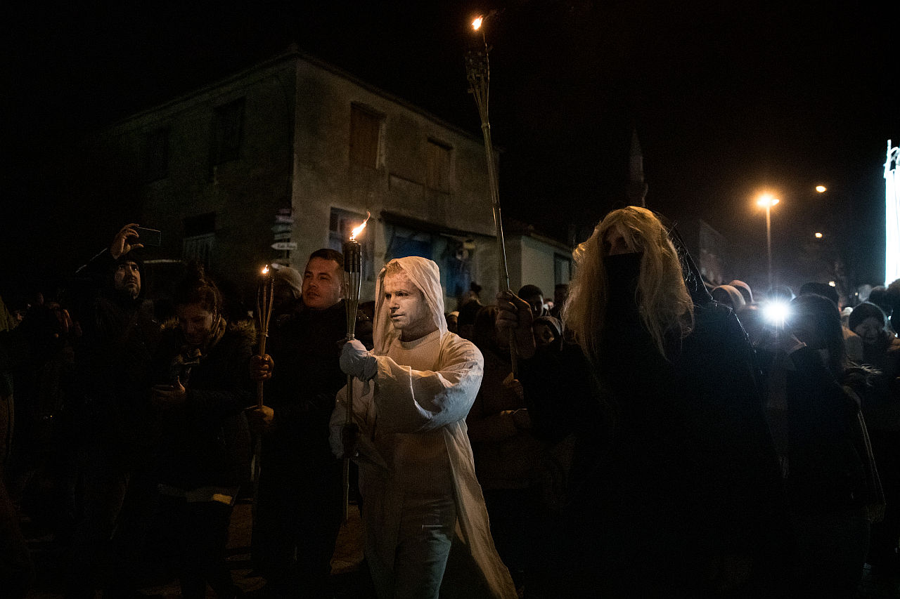 <p>В тази нощ в домовете непременно се пече тиква, тъй като според вярването духът, известен като Боджук, няма да посети и да стори зло на дом, в който има сготвена тиква.</p>