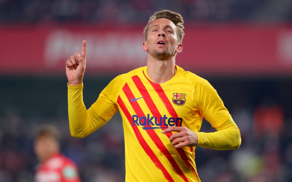 Нападателят на Барселона Люк де Йонг ще остане в клуба