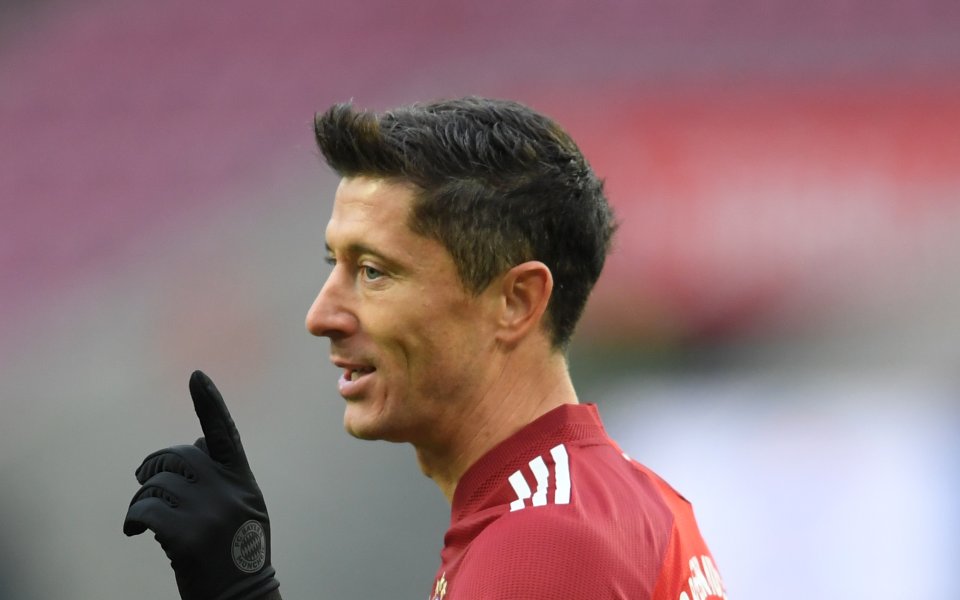 Нападателят на Байерн Мюнхен Роберт Левандовски продължава да пише история.