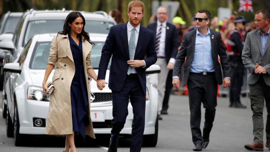 Принц Хари и Меган Маркъл с охранителите, докато още работеха за Короната, на посещение в Австралия
