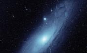 Галактиката Андромеда, линията през снимката е от сателит на Starlink