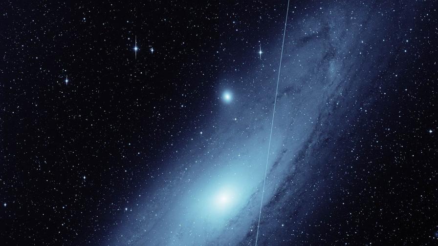 Галактиката Андромеда, линията през снимката е от сателит на Starlink