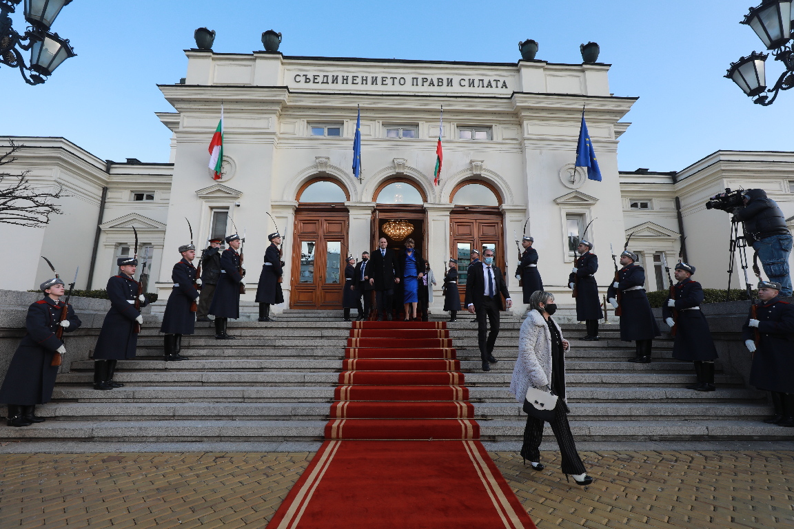 <p>На тържествена церемония президентът и вицепрезидентът на Република България Румен Радев и Илияна Йотова положиха клетва за втория си мандат пред Народното събрание</p>