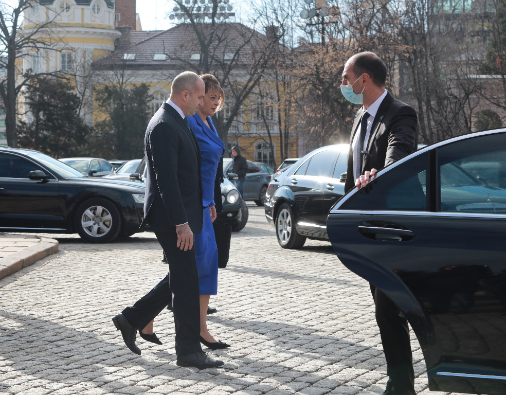 <p>На тържествена церемония президентът и вицепрезидентът на Република България Румен Радев и Илияна Йотова положиха клетва за втория си мандат пред Народното събрание</p>