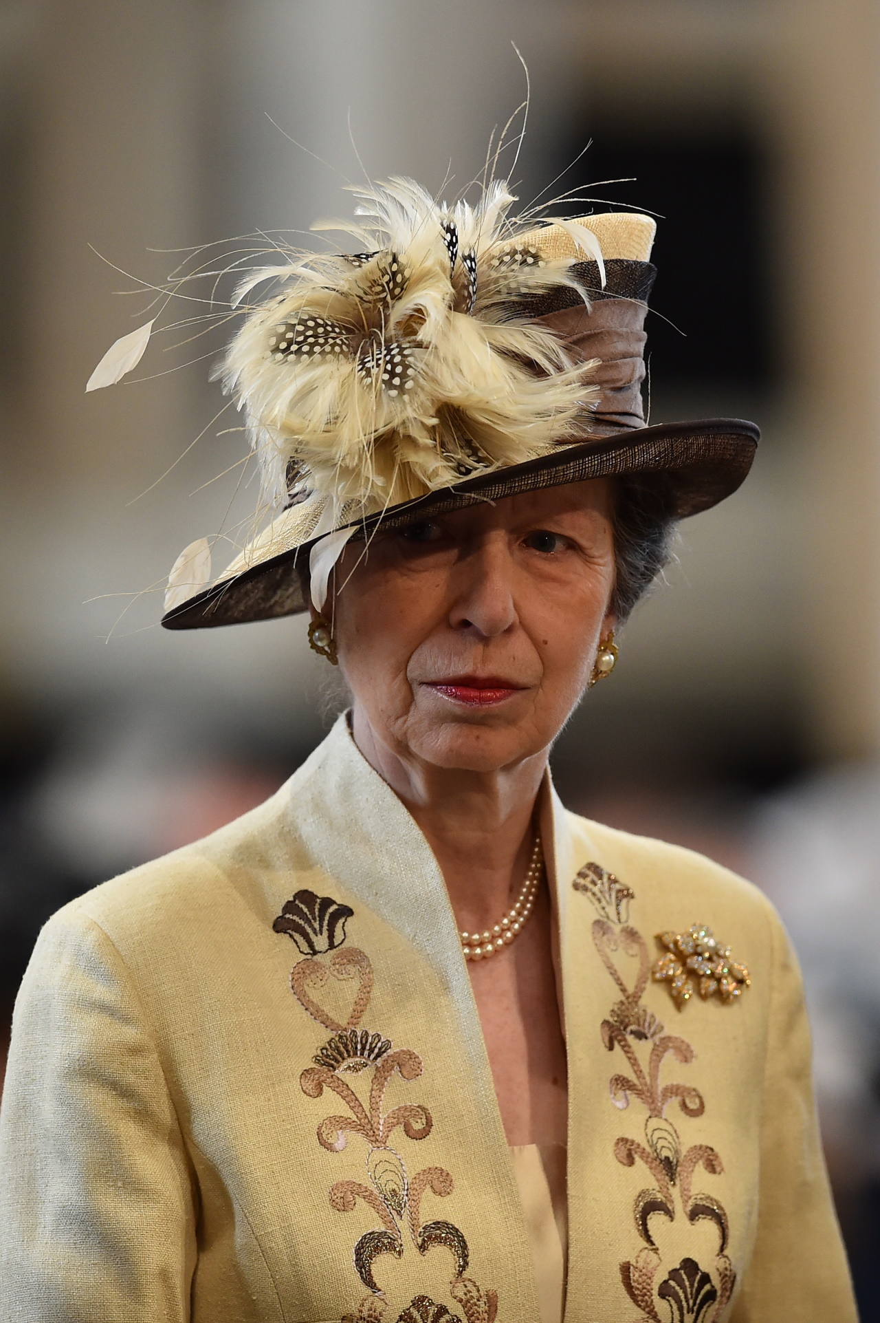<p><strong>Принцеса Ан</strong></p>

<p>Единствената дъщеря на кралица Елизабет II впечатли всички по време на служба в чест на 90-ия рожден ден на майка ѝ. Ан беше с великолепна кафяво-бежова шапка с пухкав акцент.</p>