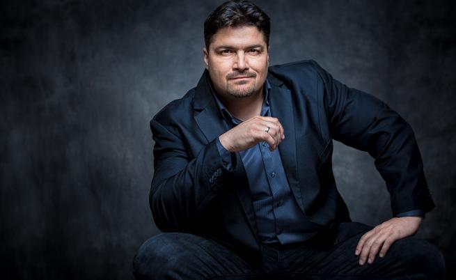 Нотариус разказва истории по ноти, които печелят  литературни награди извън България