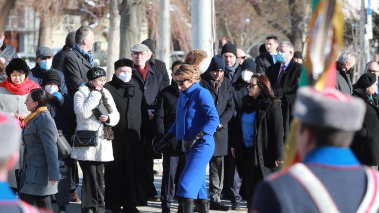  Какво облякоха Деси Радева и Илияна Йотова за встъпването в новия президентски мандат 