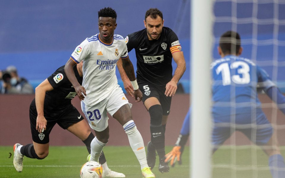 НА ЖИВО: Реал Мадрид 0:1 Елче, отмениха дузпа за домакините