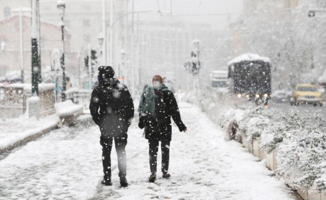 Снежна буря затвори училища в Гърция