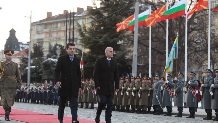 Премиерът на РС Македония пристигна в София