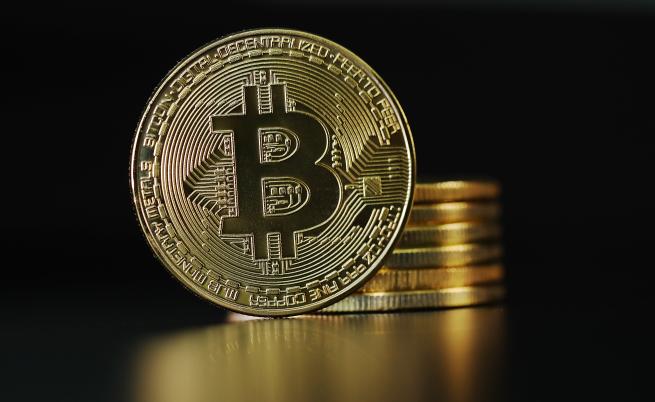 Защо златото и биткойнът скочиха рекордно?