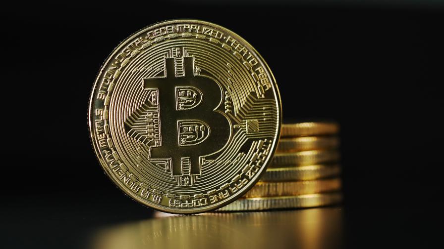 Защо златото и биткойнът скочиха рекордно?