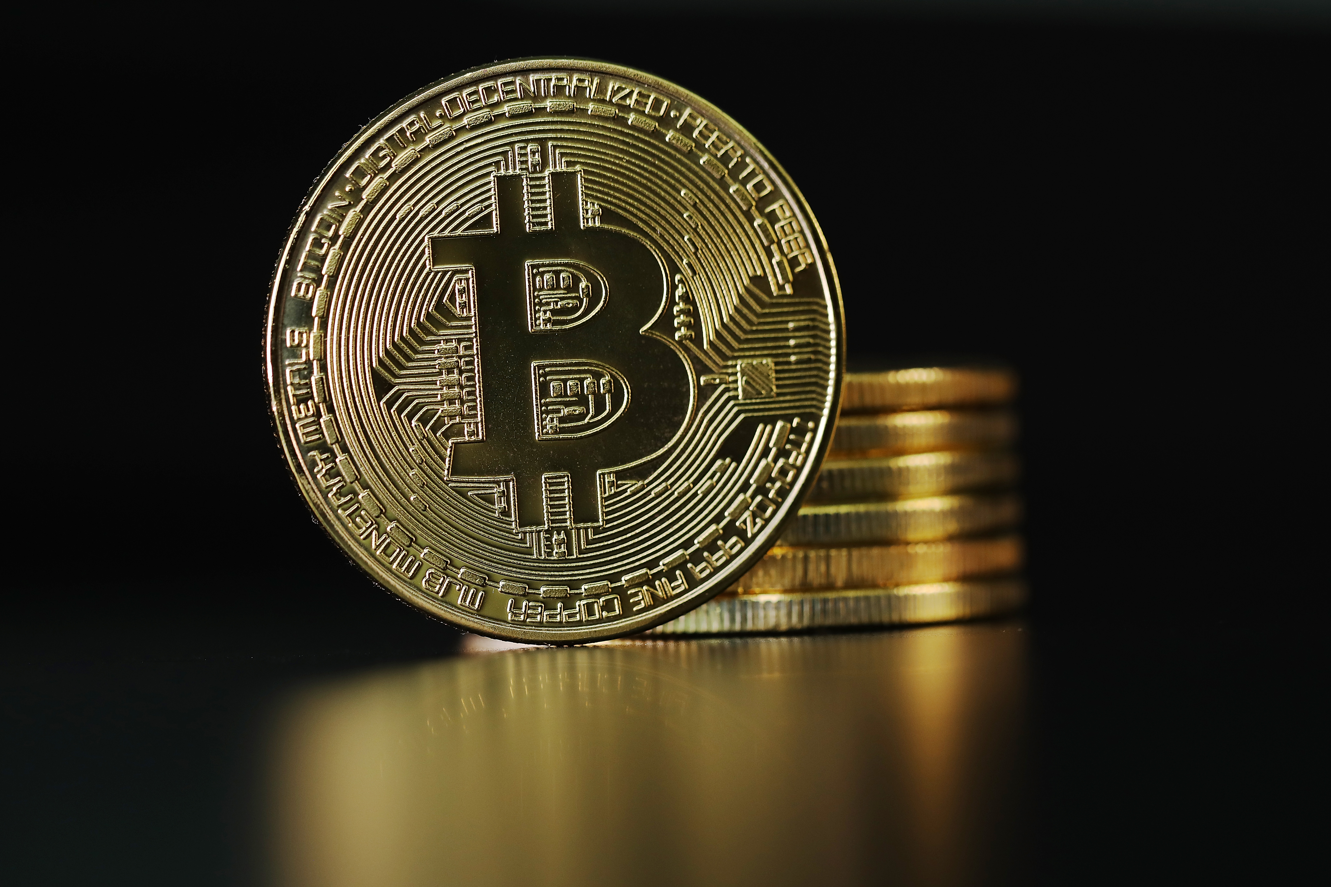 Защо златото и биткойнът скочиха рекордно?