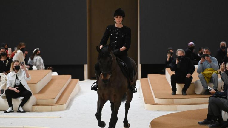 Шарлот Казираги се появи на кон по време на Седмицата на висшата мода в Париж