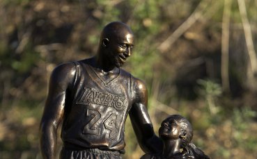 Откриха статуя на Коби Брайънт и дъщеря му на лобното им място