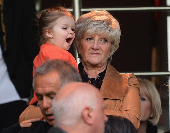 <p>Харпър със своята баба - майката на Дейвид Бекъм, Сандра Уест, по време на мач, 2013 г.</p>
