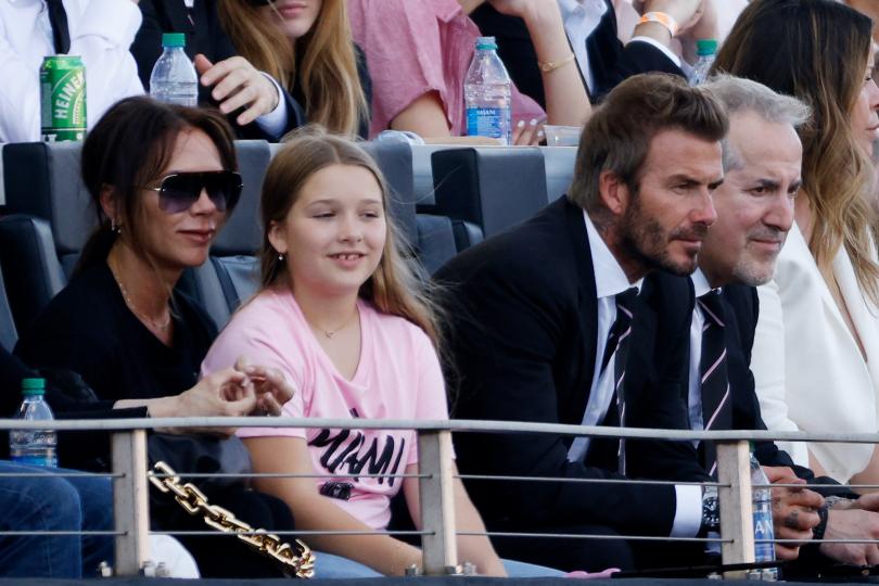 <p>Дейвид и Виктория с дъщеря си Харпър на футболен мач във Флорида, 2021 г.</p>