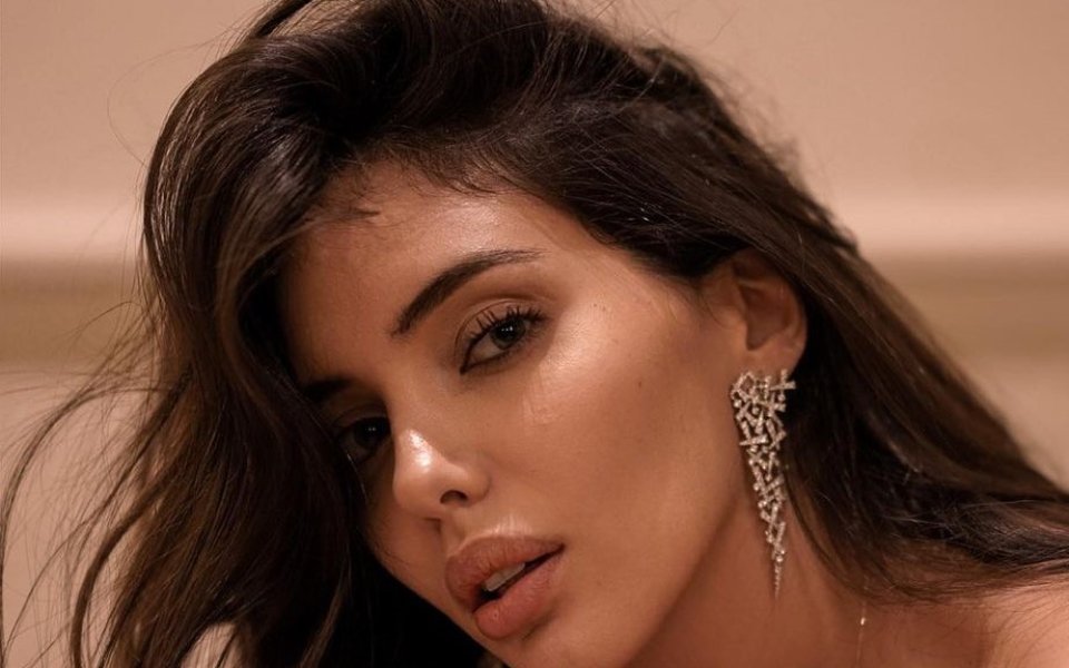 Сексапилната брюнетка е известно лице от екрана и успешен модел.