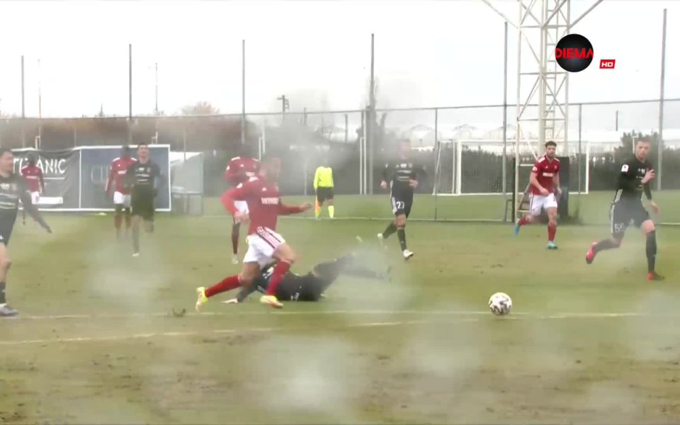 Йомов наказа грешка на бранител на Шахтьор в 32-ата минута,