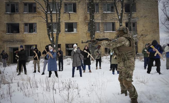 Украинци ходят на курсове по оцеляване и боравене с оръжие заради заплахата от Русия
