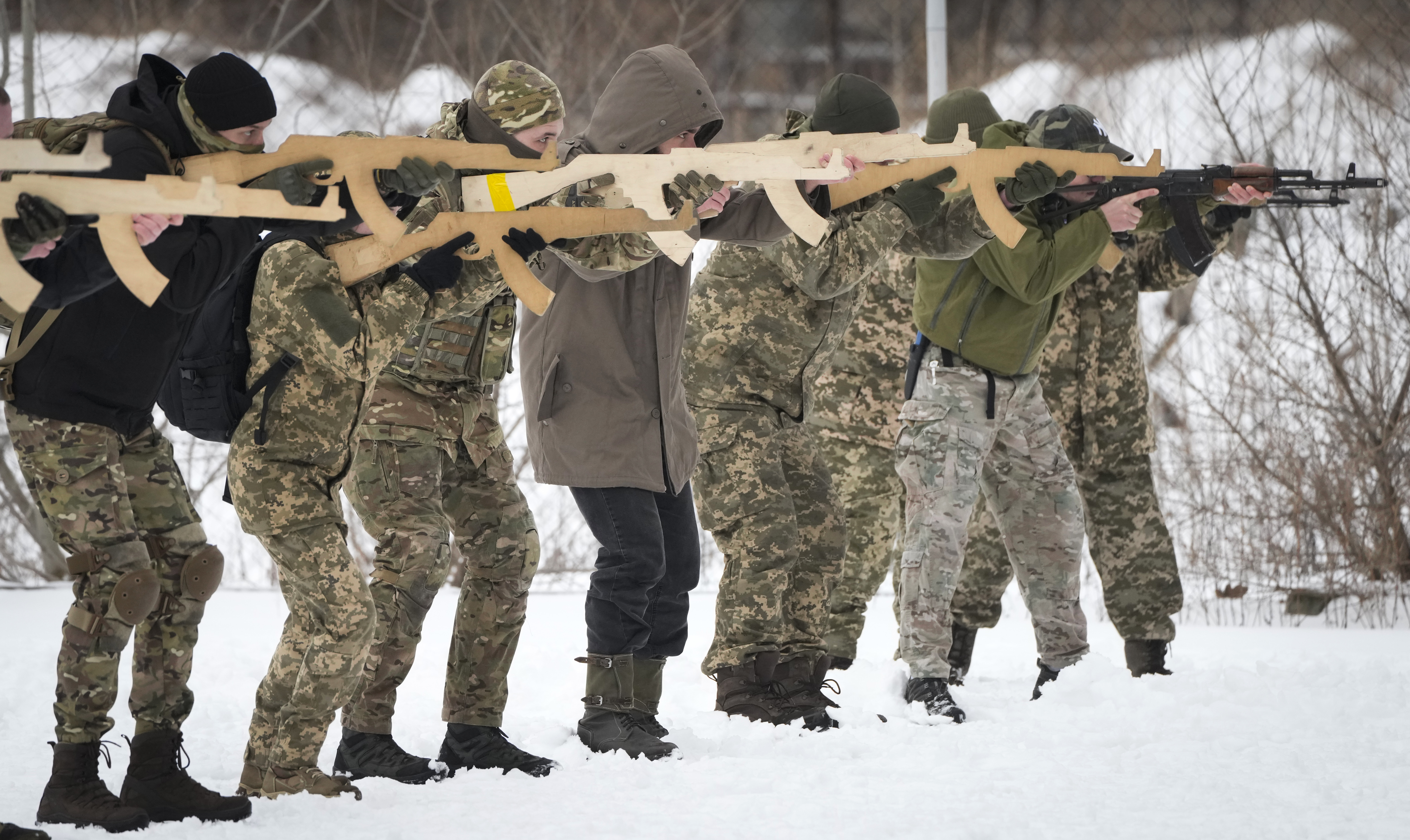 <p>Близо 300 души се събраха в Киев за военно обучение на територията на изоставен завод.</p>